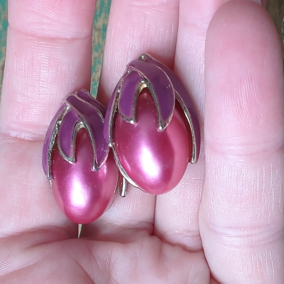 Vintage Magenta Pink Faux Pearl and Purple Enamel Clip-On Earrings - Picture 8 of 9